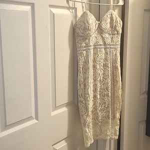SOLD!!!!!!!Brand new bodycon off white lace 👗